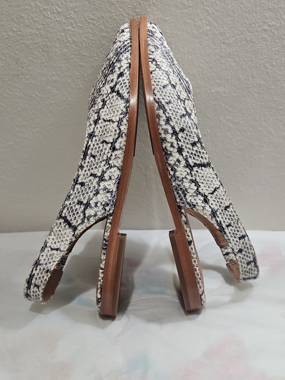 Frye Kenzie Slingback Flats in a black and white snake pattern size 10 - Picture 4 of 12